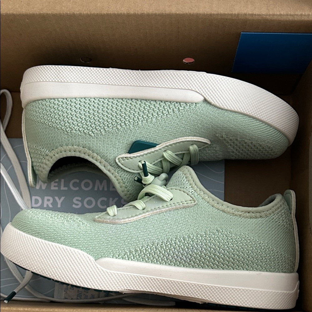 AUTHENTIC VESSI Weekend Palm Green waterproof Sneakers. Size 11C